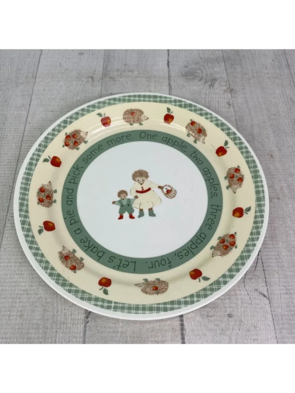 Corelle Red APPLE Hedgehog Break Chip Resistant Green Woven Lunch Plates Set 4